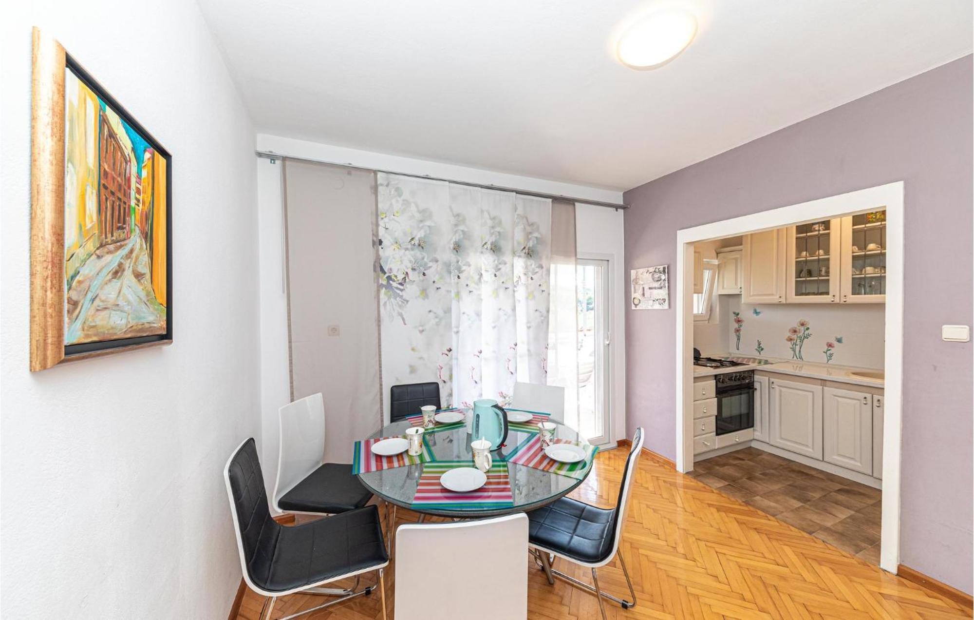 5 Bedroom Cozy Home In Okrug Donji Donji Okrug  Eksteriør billede