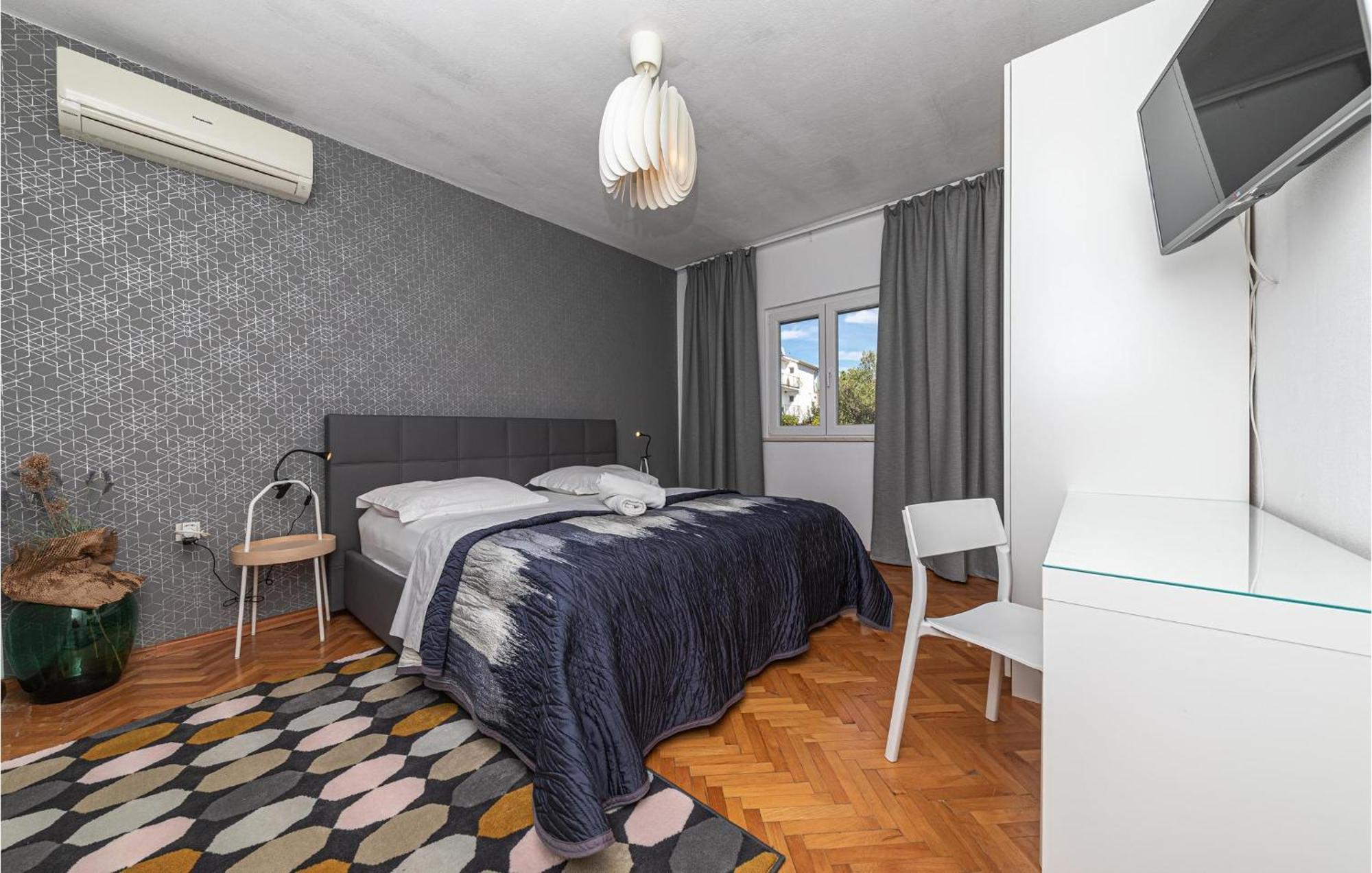 5 Bedroom Cozy Home In Okrug Donji Donji Okrug  Eksteriør billede