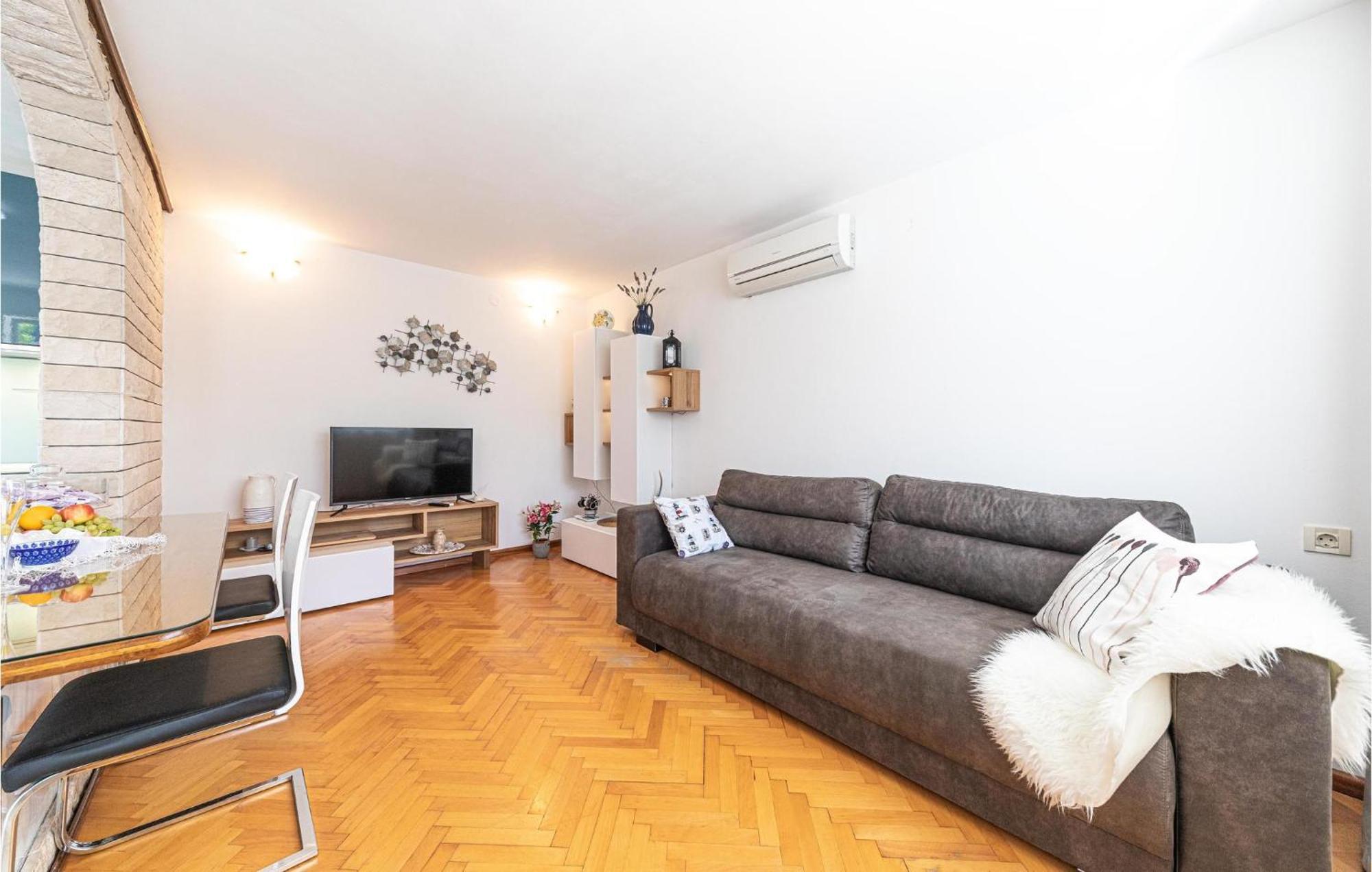 5 Bedroom Cozy Home In Okrug Donji Donji Okrug  Eksteriør billede
