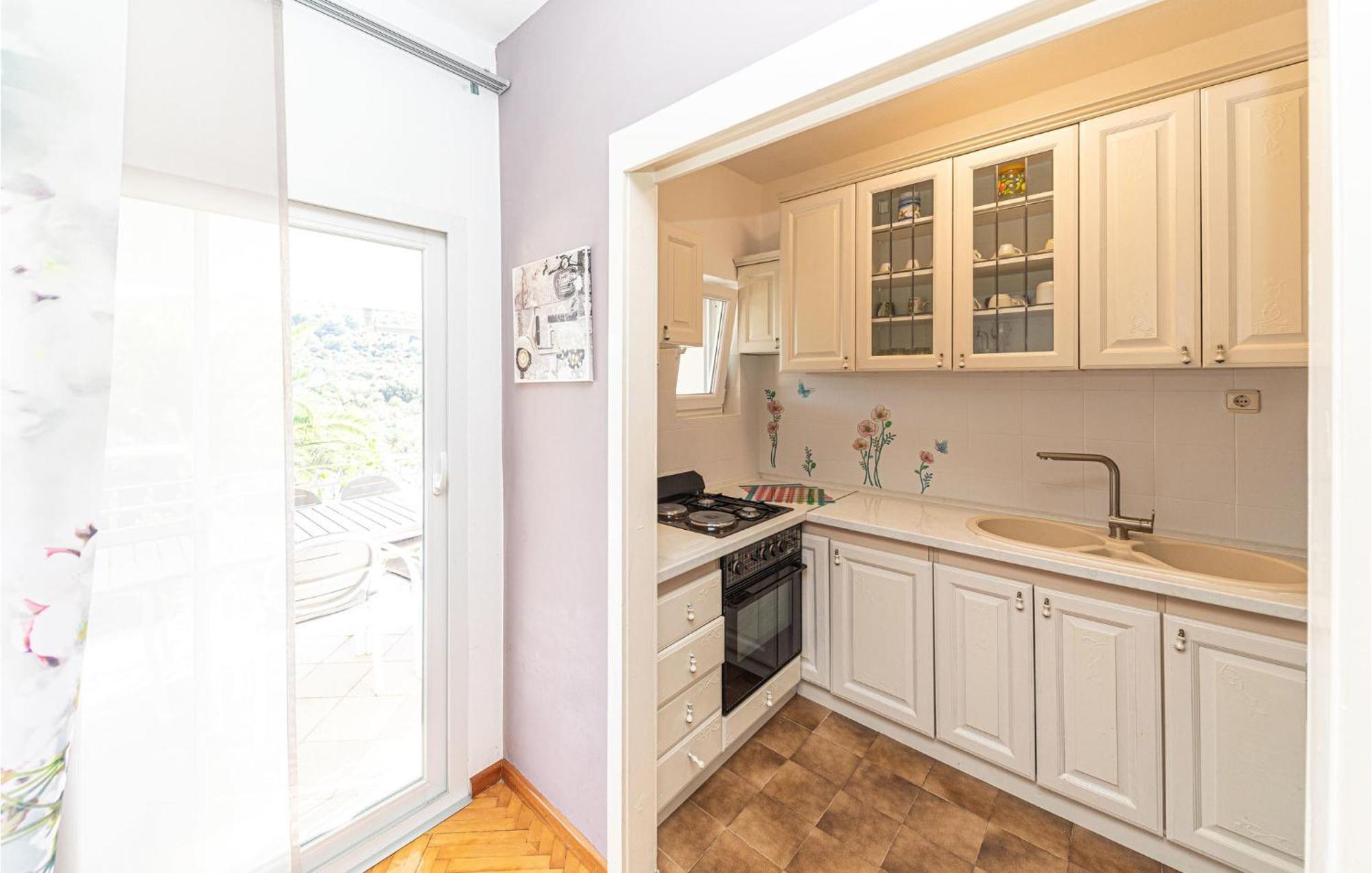 5 Bedroom Cozy Home In Okrug Donji Donji Okrug  Eksteriør billede