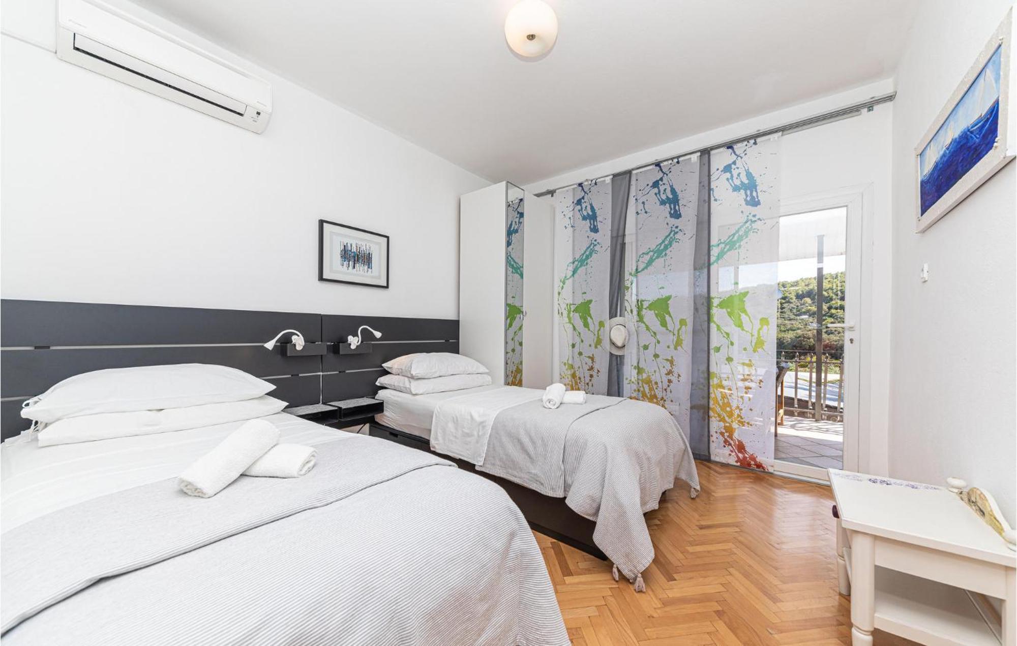 5 Bedroom Cozy Home In Okrug Donji Donji Okrug  Eksteriør billede