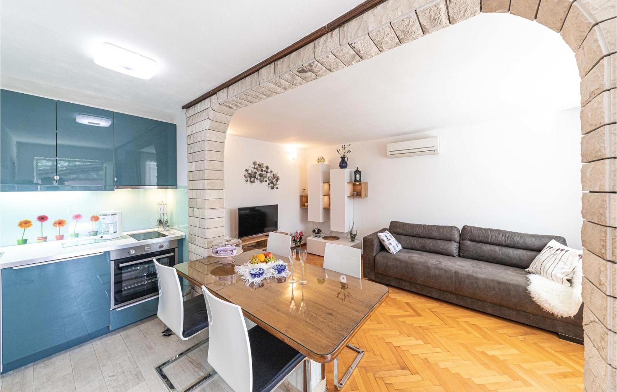 5 Bedroom Cozy Home In Okrug Donji Donji Okrug  Eksteriør billede