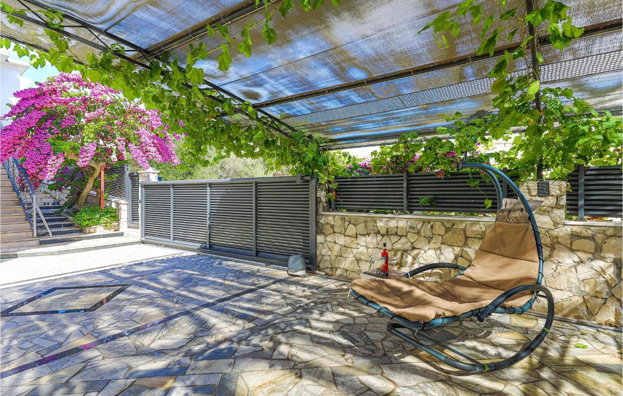 5 Bedroom Cozy Home In Okrug Donji Donji Okrug  Eksteriør billede